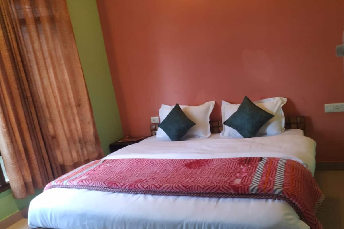 In-room safe, WiFi (free), bed sheets