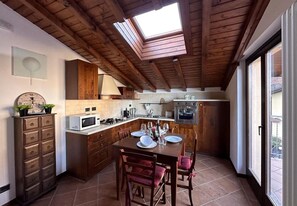 Frigorifero, microonde, forno, piano cottura