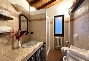 Doccia, asciugacapelli, bidet, asciugamani