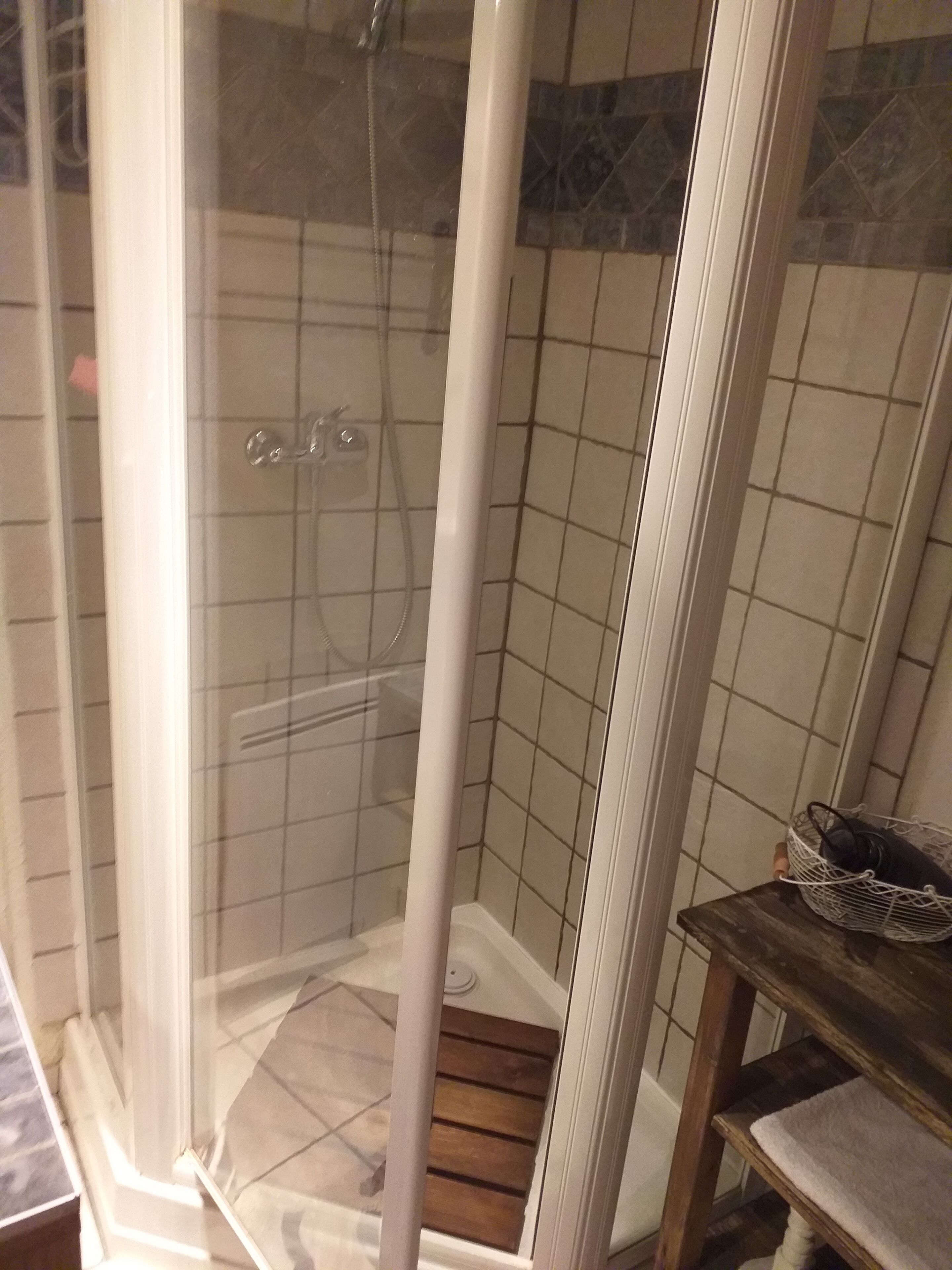 Douche, serviettes fournies, papier toilette