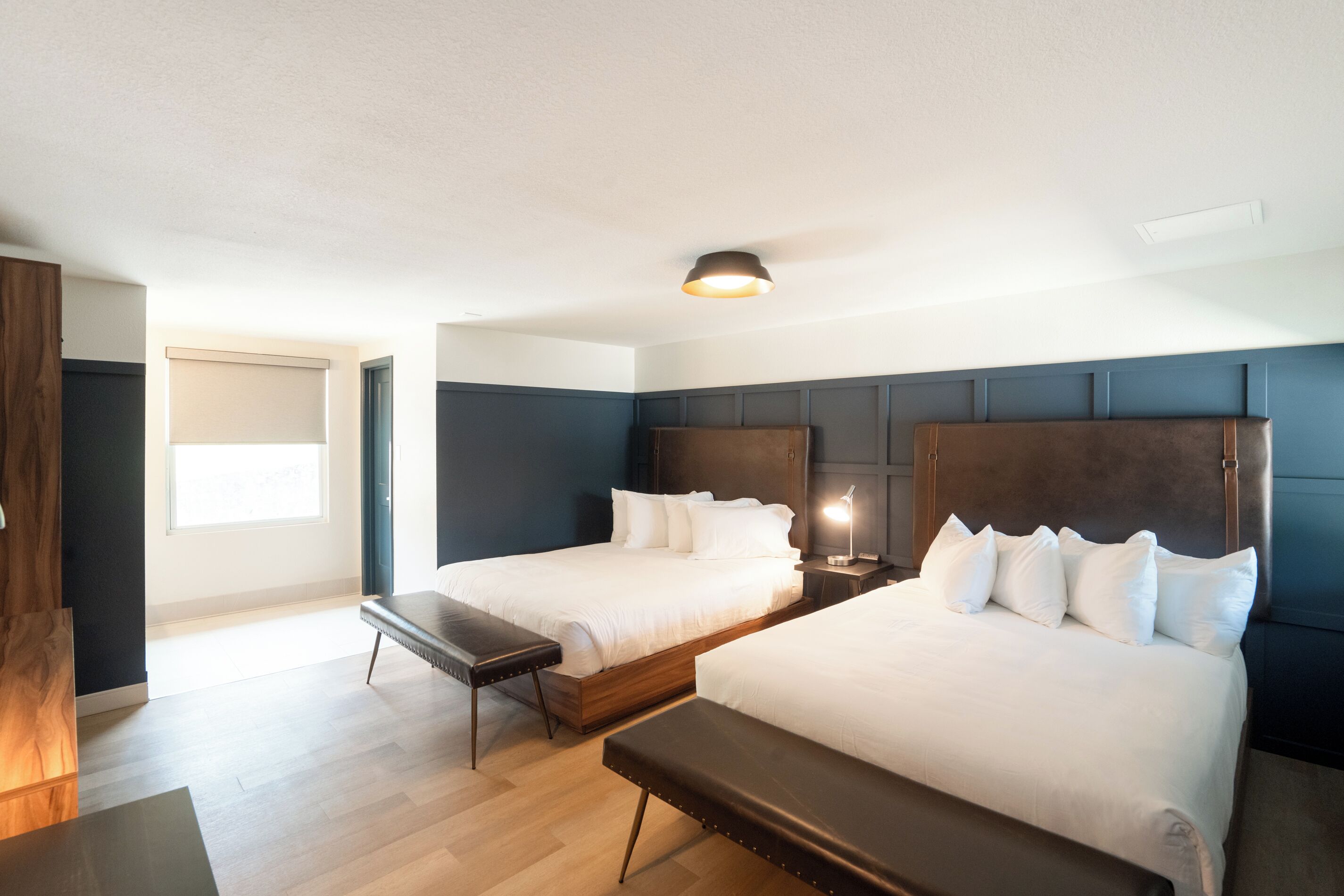 Bàn, truy cập Internet không dây miễn phí, bộ trải giường 