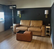 Escritorio, wifi gratis y ropa de cama 
