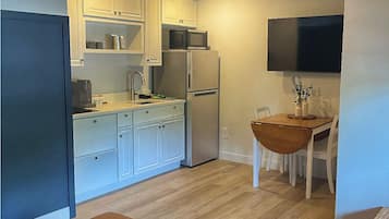 Signature Suite | Private kitchen | Microwave, coffee/tea maker