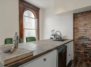 Private kitchen - Cozy 2-bedroom condo with WiFi, AC in charming Cincinnati (Cincinnati)