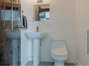 Serviettes fournies, savon, papier toilette