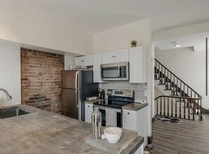 Private kitchen - Cozy 2-bedroom condo with WiFi, AC in charming Cincinnati (Cincinnati)