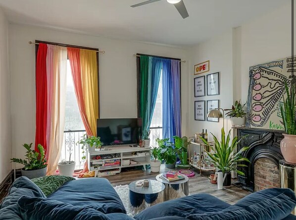 Living area - Cozy 2-bedroom condo with WiFi, AC in charming Cincinnati (Cincinnati)