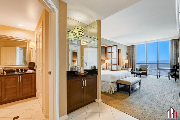 Escritorio, tabla de planchar con plancha, wifi y ropa de cama 