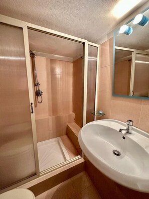 Appartement | Badkamer | Een douche, een haardroger, een bidet