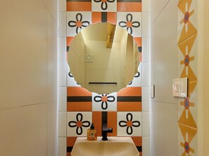 Shower, hair dryer, bidet, towels - Mountain View 3 Bedroom Traditional Hanok with Bathtub in Bukchon (Seoul)