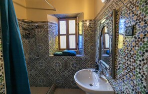 Deluxe Double Room | Bathroom | Shower, free toiletries, hair dryer, towels - riad dar hadia fes (Fes)