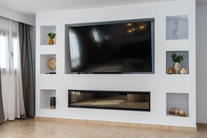 Smart TV, stereo - Stunning, interior designed, 4 bedrooms, close to Flamingo Beach, heated pool  (Playa Blanca)