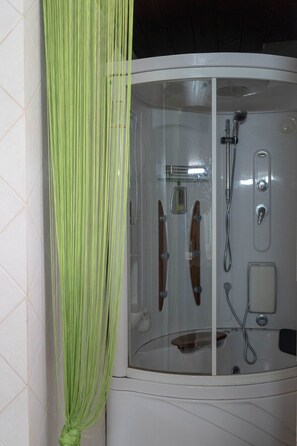 Villa Deluxe, vistas al mar | Baño | Bañera de hidromasaje y cabezal de ducha con hidromasaje