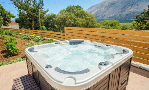 Kokonis House with 3 bedrooms and jacuzzi