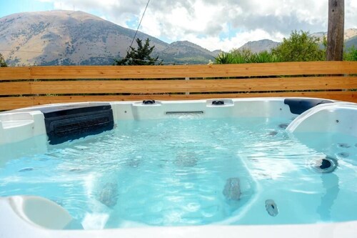 Kokonis House with 3 bedrooms and jacuzzi