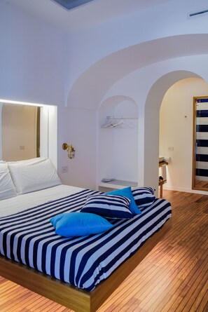 Egyptian cotton sheets, premium bedding, down duvets, memory-foam beds - Lampara Mare (Vico Equense)