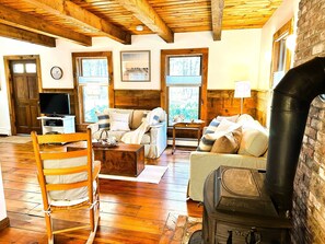 تلفزيون ذكي، مدفأة، كُتُب، مكتب