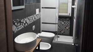 City Triple Room | Bathroom | Rainfall showerhead, hair dryer, bidet, towels - Magia di Mare (La Spezia)