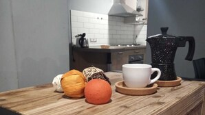 A kitchen counter with a coffee maker, a white mug, and some decorative balls. - Magia di Mare (La Spezia)