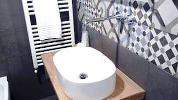 Deluxe Studio Suite, City View | Bathroom | Rainfall showerhead, hair dryer, bidet, towels