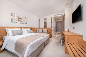 Värdeförvaringsskåp på rummet, skrivbord och mörkläggningsgardiner