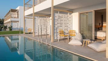 Junior Suite Sea Front Swim Up | Terrace/patio