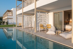 Junior Suite Sea Front Swim Up | Terrass/Patio