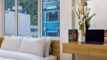 Ropa de cama de alta calidad, cubrecamas, minibar y escritorio