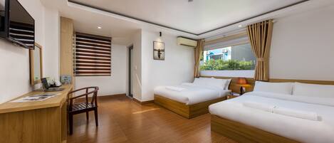 Deluxe fyrbäddsrum - 2 queensize-sängar - utsikt mot staden | Sängtillbehör av högsta kvalitet, duntäcken, minibar och skrivbord