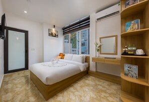 City tweepersoonskamer | Luxe beddengoed, donzen dekbedden, een minibar, een bureau