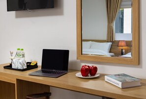 Ropa de cama de alta calidad, cubrecamas, minibar y escritorio