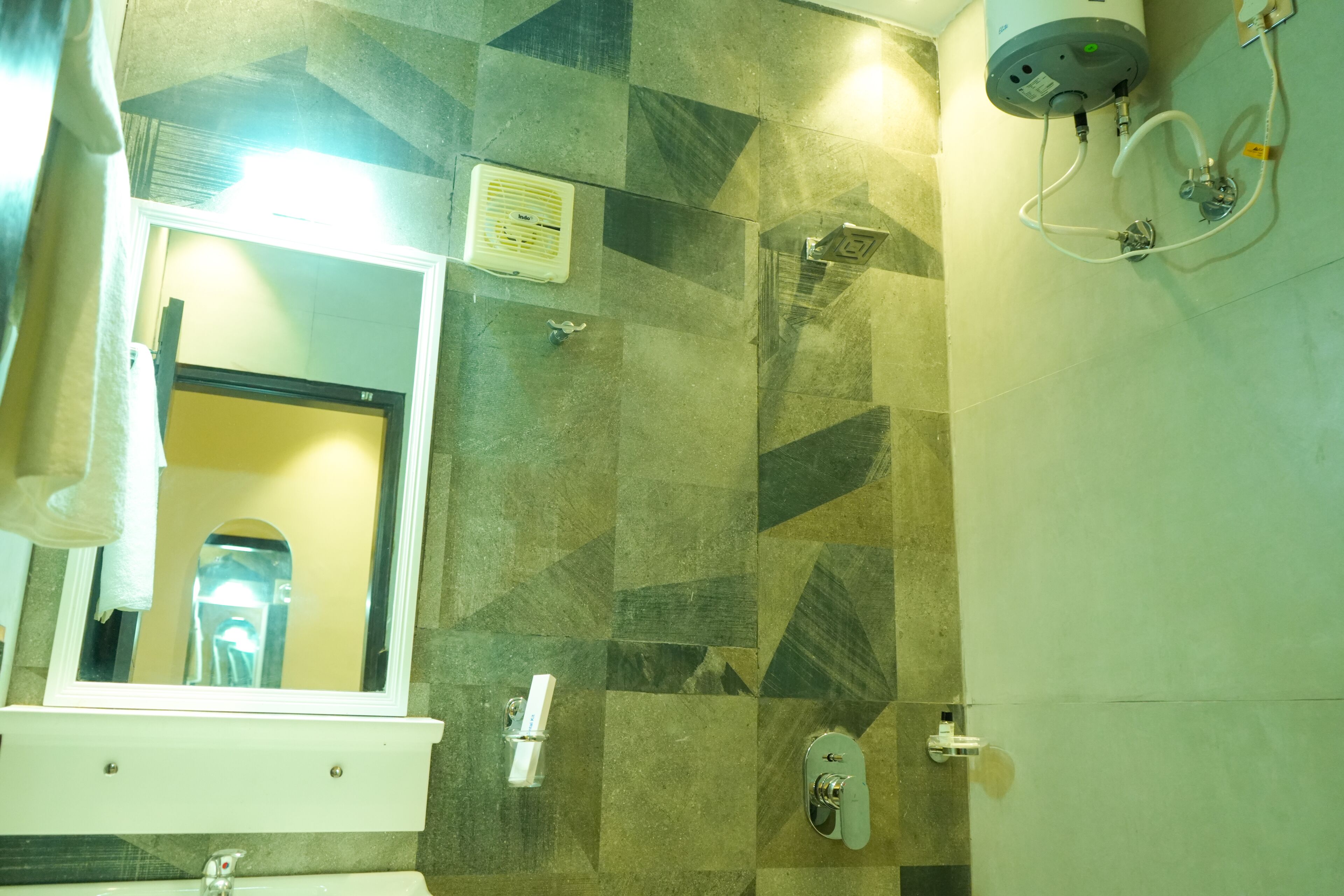 Habitación Deluxe | Baño | Artículos de higiene personal gratuitos, toallas y jabón