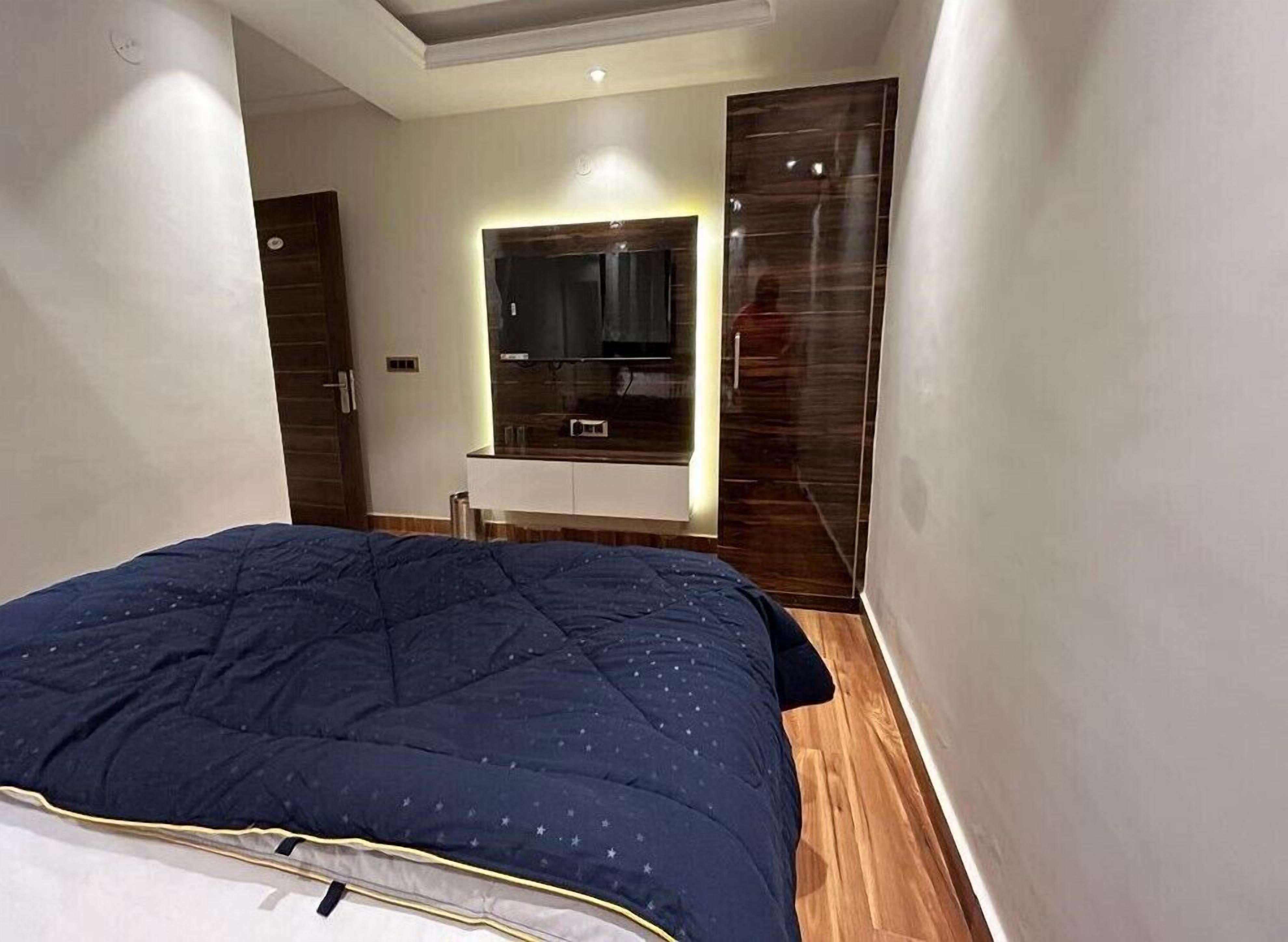 Soundproofing, free WiFi, bed sheets