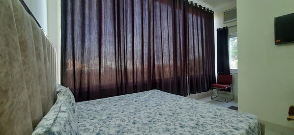 Desk, free WiFi, bed sheets