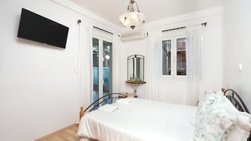 2 kamar tidur, meja kerja, kedap suara, dan setrika/meja setrika