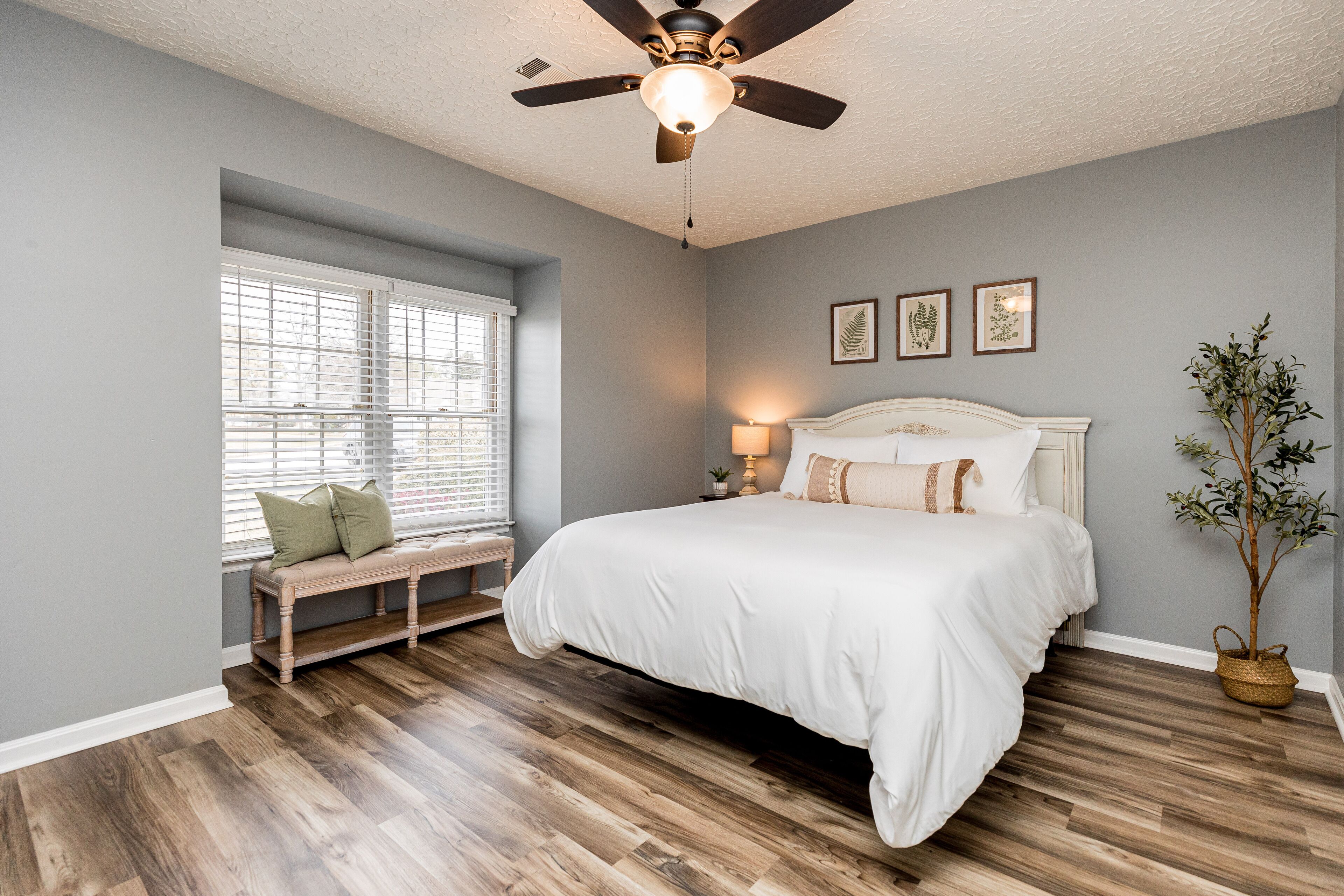 2 Schlafzimmer, Schreibtisch, Bügeleisen/Bügelbrett, Reisekinderbett