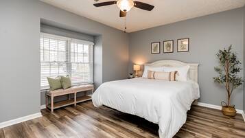 2 Schlafzimmer, Schreibtisch, Bügeleisen/Bügelbrett, Reisekinderbett