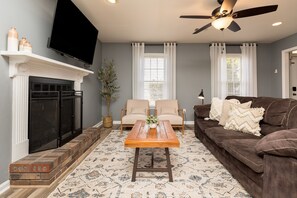 智能电视、壁炉、办公室