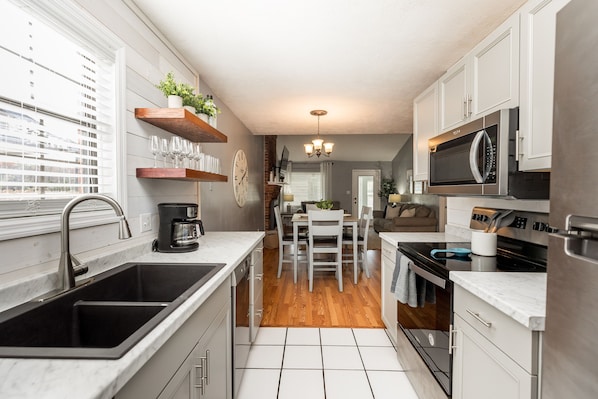 Kjøleskap, mikrobølgeovn, ovn og kokeplater