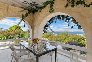 Outdoor dining - Villa Calliope St George Retreat BY APOKORONAS-VILLAS (Vamos Chania)