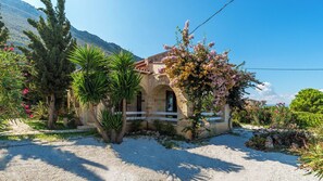 Property grounds - Villa Calliope St George Retreat BY APOKORONAS-VILLAS (Vamos Chania)