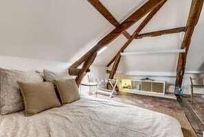 2 habitaciones, tabla de planchar con plancha, cuna de viaje y internet