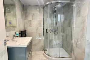 Dusche, Haartrockner, Handtücher