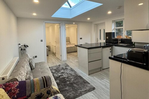 Cozy 2 Bed Property in High Wycombe Tn