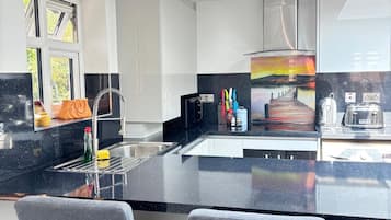 Lemari es, microwave, oven, dan kompor
