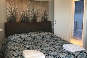 2 soverom, skrivebord, reiseseng for barn og wi-fi (inkludert)