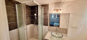 Douche, sèche-cheveux, serviettes fournies, papier toilette