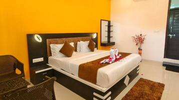 Deluxe Double Room | Free WiFi, individually decorated, bed sheets