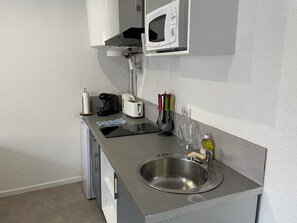 Een koelkast, een microgolfoven, een kookplaat