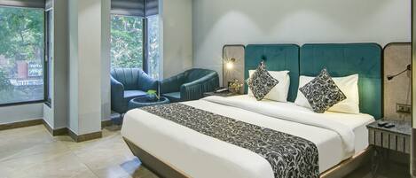 Signature Room, 1 King Bed, City View | Premium bedding, memory-foam beds, minibar, desk
